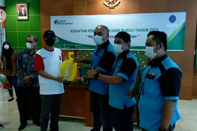 BPJamsostek Jambi salurkan bantuan sembako untuk para buruh