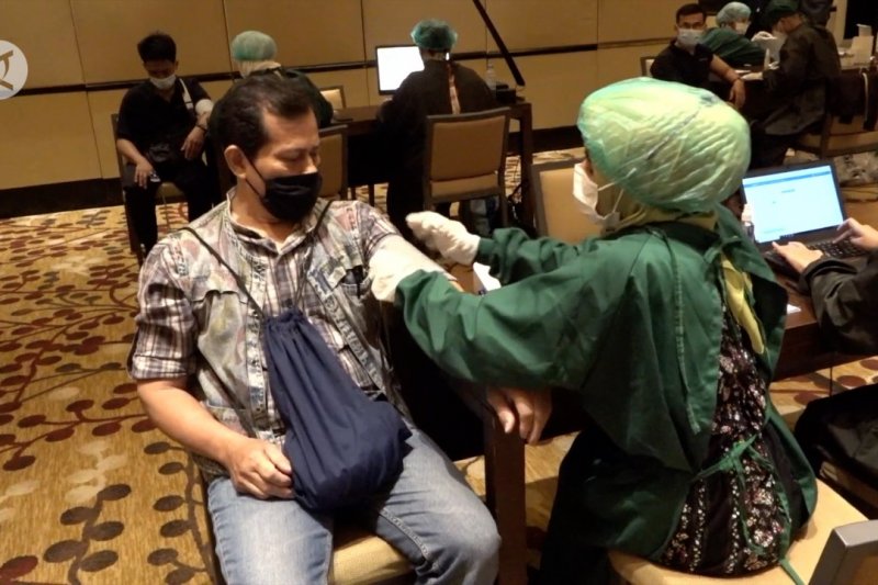 Sebanyak 1.350 karyawan hotel repatriasi menerima vaksin