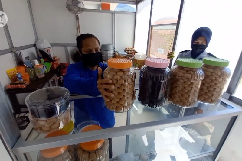 Siapkan Lebaran dengan kue kering buatan warga binaan Lapuan Palu
