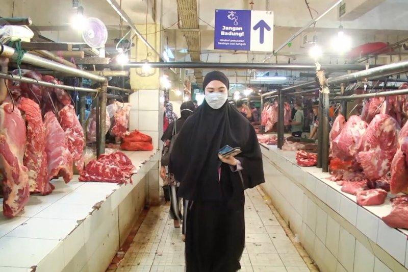 Kenaikan harga pangan di Pasar Kramat Jati tak mengurangi minat pembeli