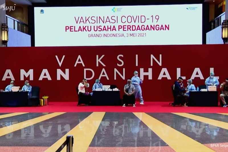 Presiden tinjau vaksinasi pelaku usaha di Jakarta Pusat
