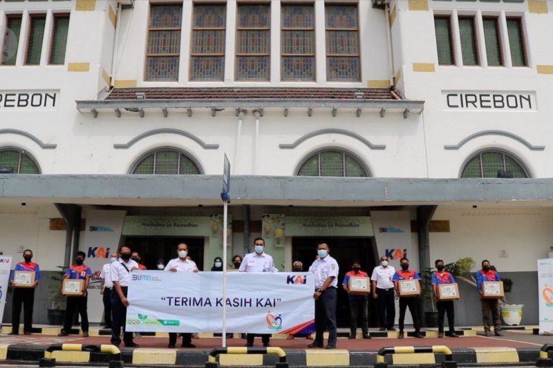 KAI Daop 3 Cirebon berikan sembako untuk 100 porter
