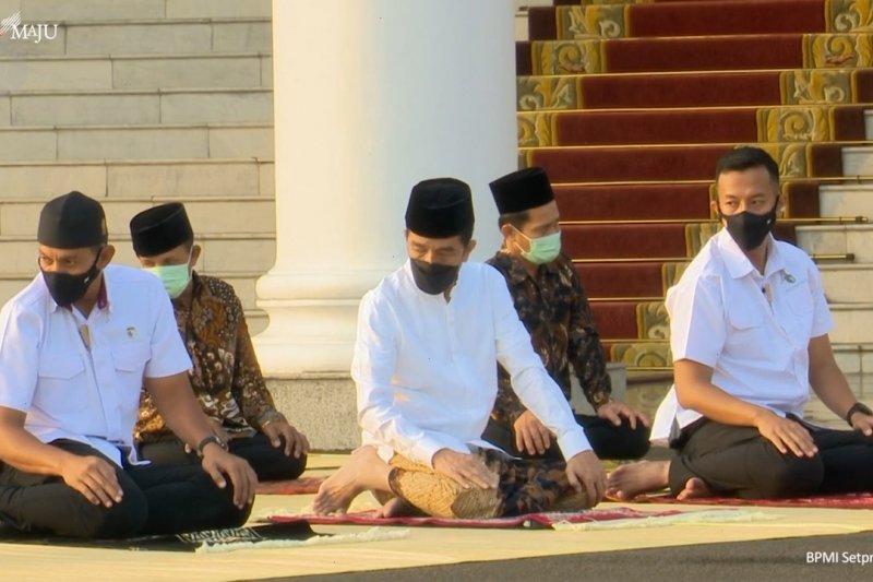 Presiden dan Ibu Negara Shalat Idul Fitri di halaman Istana Bogor