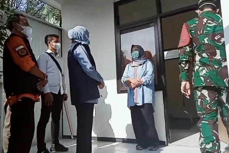 Gubernur Khofifah kunjungi lokasi isolasi PMI di Madiun
