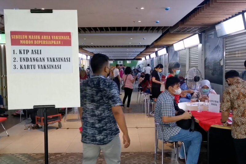 Kebut pemulihan ekonomi, pedagang pasar modern divaksinasi