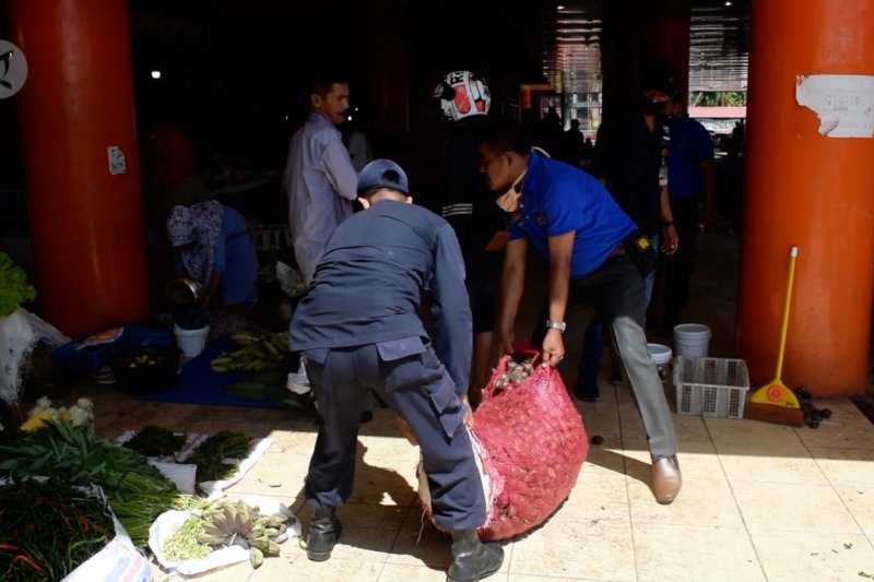 Pedagang kaki lima di Pasar Raya Padang ditertibkan