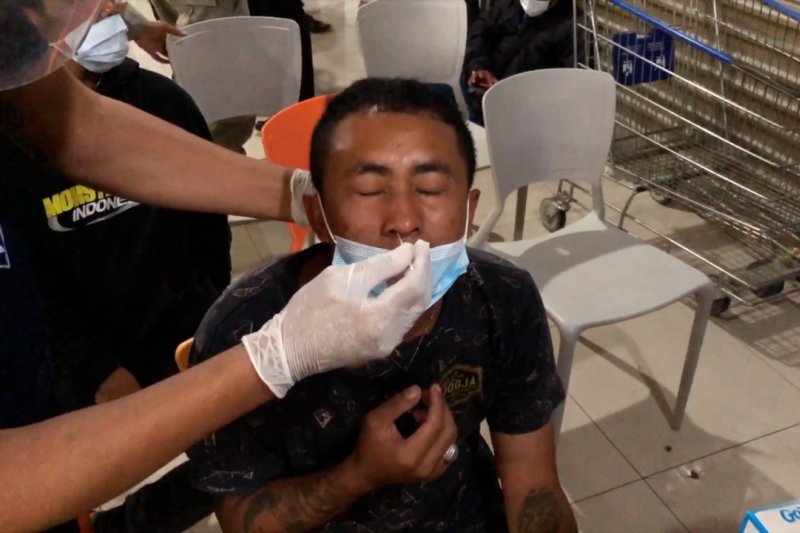 Pengunjung dipilih acak, rapid tes antigen di pusat perbelanjaan