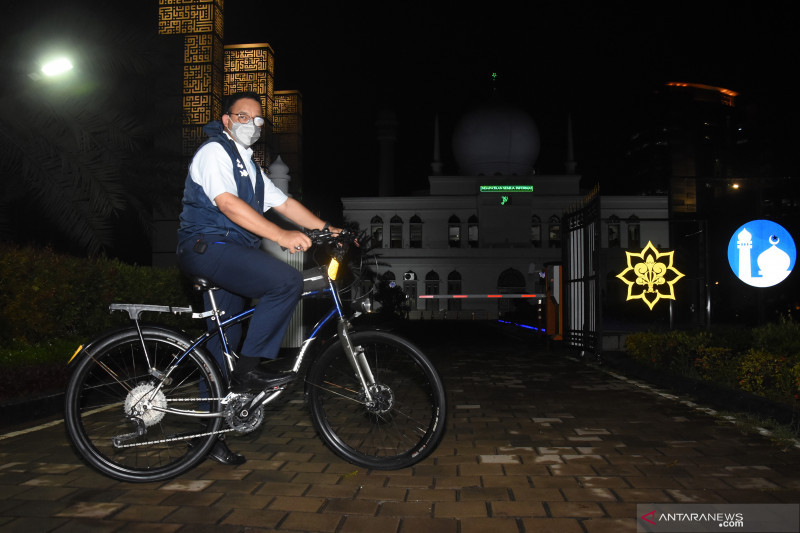 Anies Baswedan bersepeda usai pulang kantor