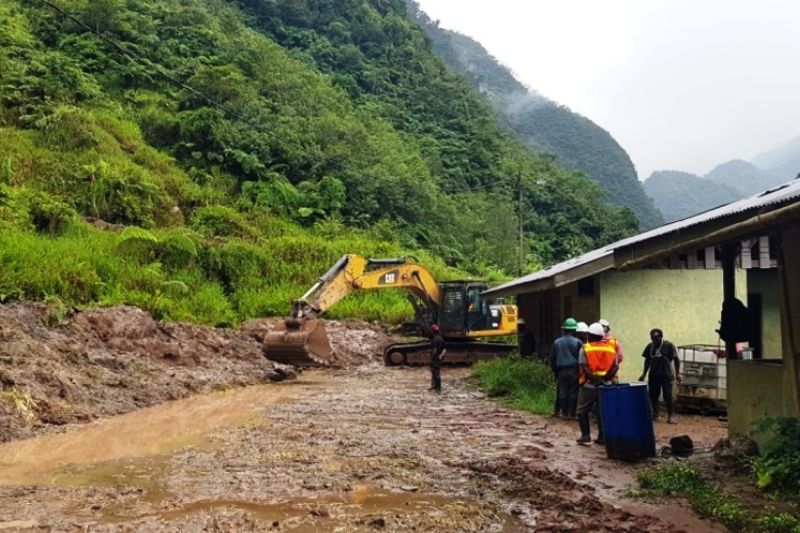 Freeport Indonesia lakukan perbaikan infrastruktur jalan akibat longsor di Kampung Banti