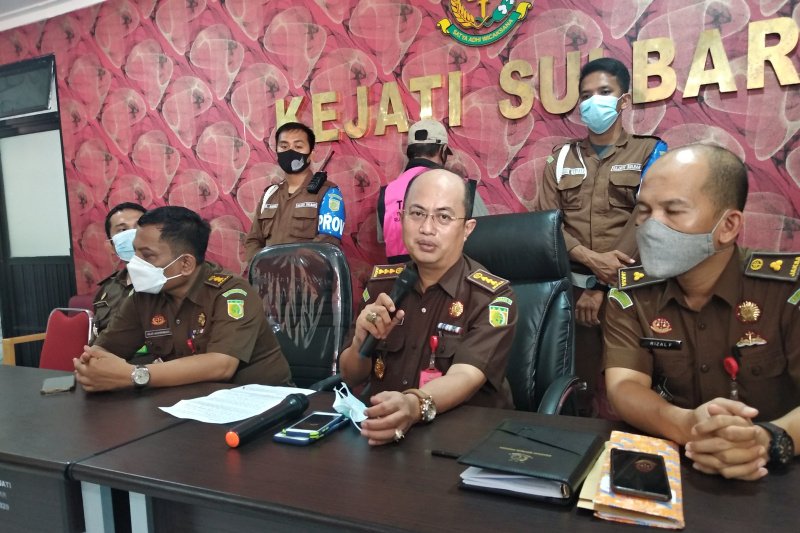 Kejati Sulbar menahan tersangka korupsi proyek tutupan lahan mangrove