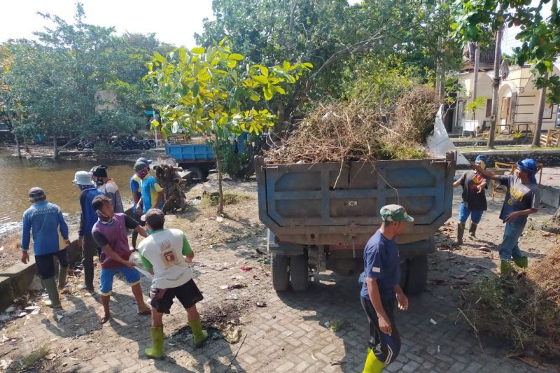 Tim penanganan bencana Mataram membersihkan sampah di Taman Loang Baloq