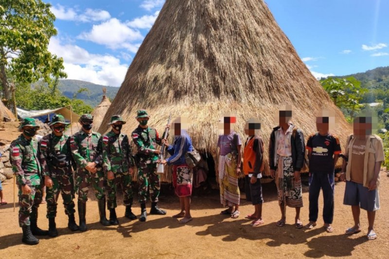 Warga serahkan senjata api kepada Satgas Pamtas RI-Timor Leste
