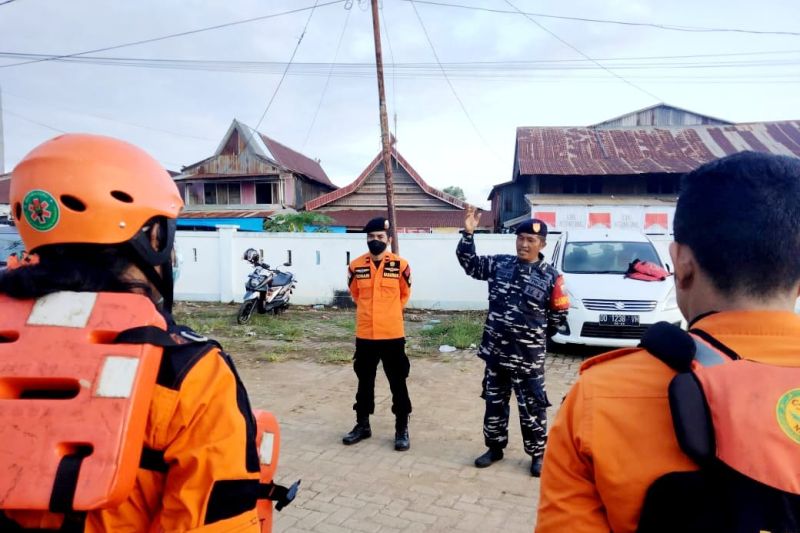 Prajurit TNI bantu tim SAR evakuasi kapal nelayan yang tengelam di lutra