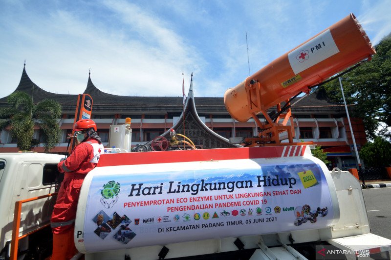 Penyemprotan eco enzym ke udara di kota Padang