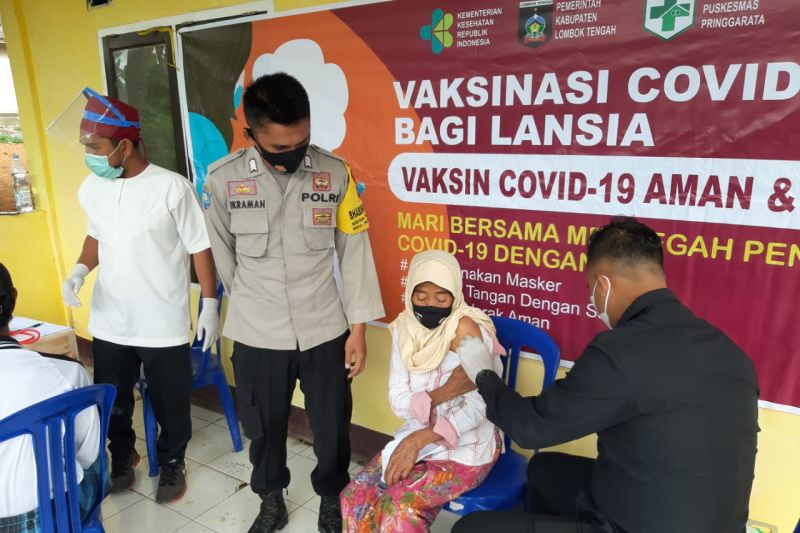Polres Loteng gelar vaksinasi COVID-19 bagi lansia di Kecamatan Pringgarata