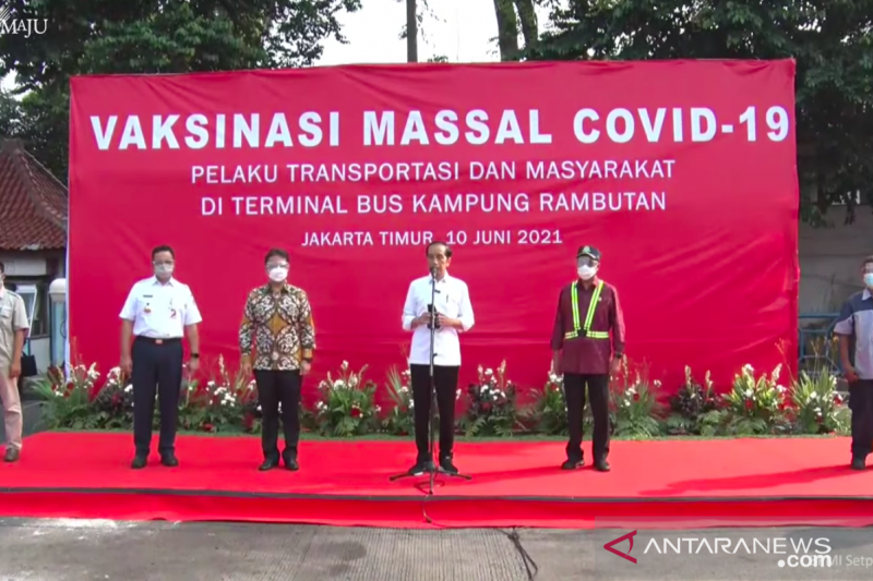 Vaksinasi pelaku transportasi-UKM Kampung Rambutan ditinjau Presiden