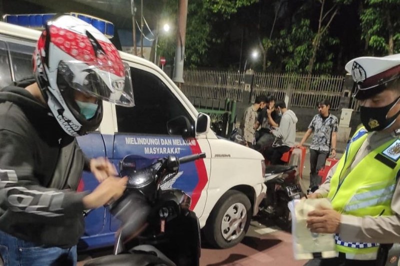 Polisi tindak pengendara motor dengan knalpot bising