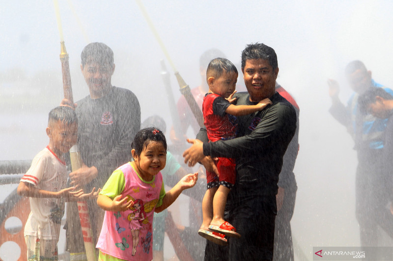 Mandi Peh Cun di sungai Kapuas