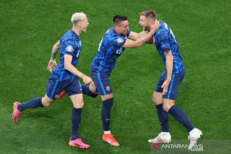 EURO- Slovakia atasi Polandia 2-1 diwarnai kartu merah dan gol bunuh diri