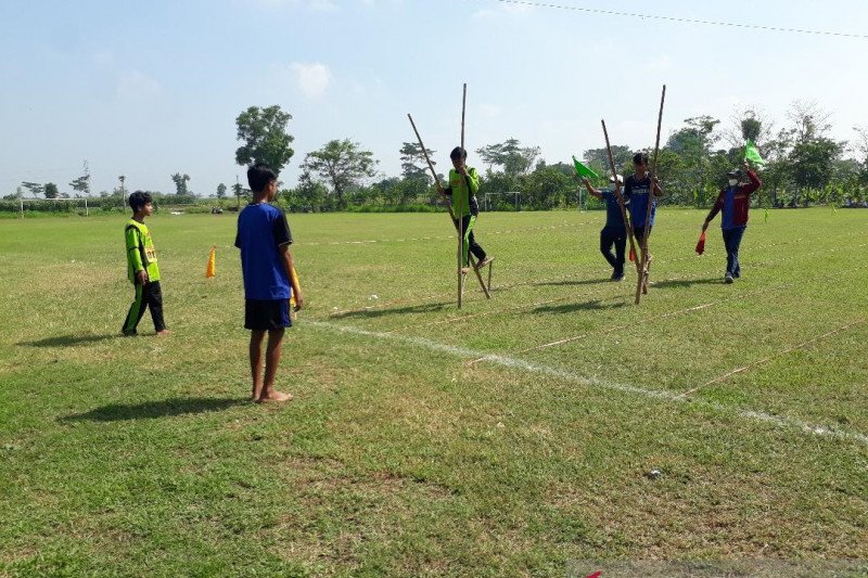 Seleksi lomba olahraga tradisional egrang digelar di Kediri-Jatim