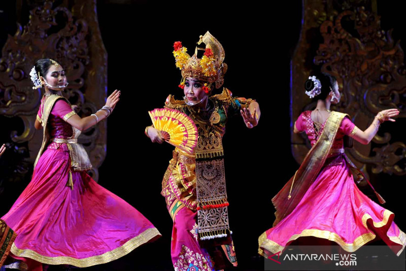 Kolaborasi tari tradisional Bali dan India