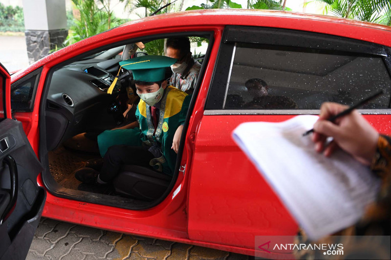 Kasus COVID-19 meningkat, siswa SD Bakti Mulya ikuti wisuda secara