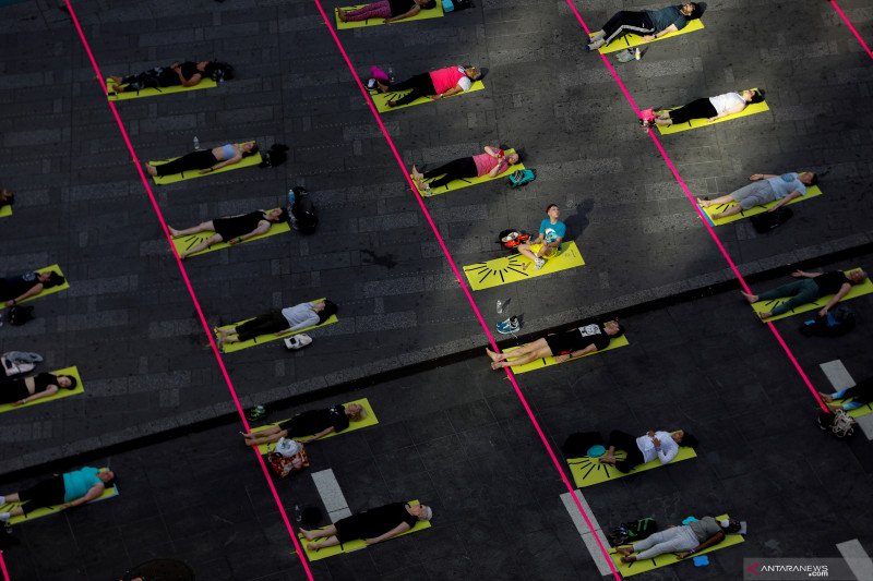 Rayakan Solstice alias Hari Titik Balik Matahari, warga New York berjemur dan beryoga