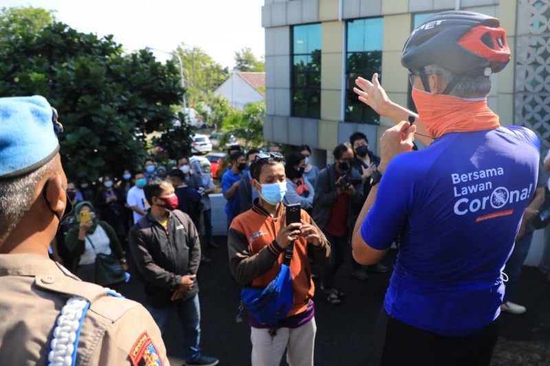 Ganjar tertibkan antrean vaksinasi di Semarang