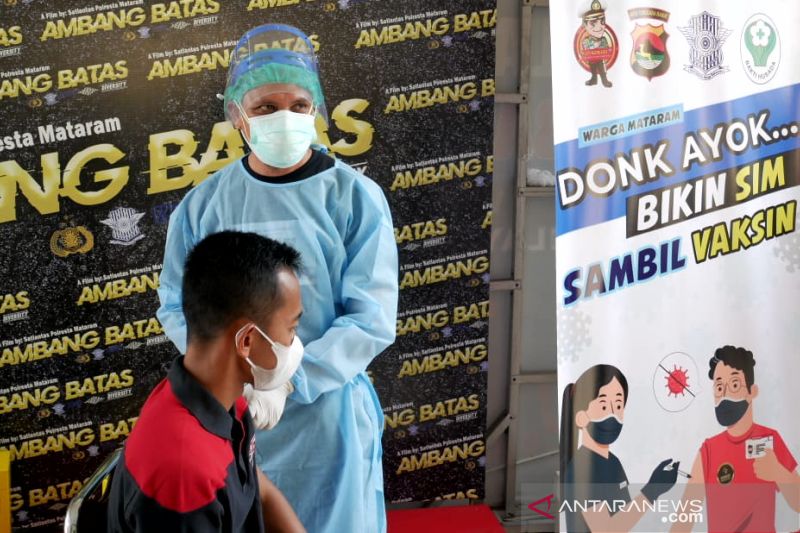 Peserta uji SIM dapatkan vaksin AstraZeneca di Polresta Mataram