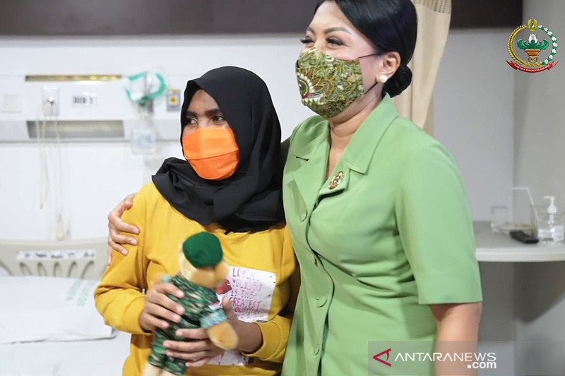 Istri Kasad jenguk anak prajurit TNI pascaoperasi pengangkatan tumor