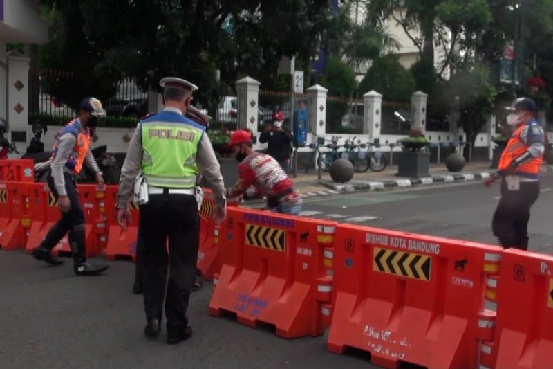 COVID-19 meningkat, Bandung tutup jalan utama di siang hari