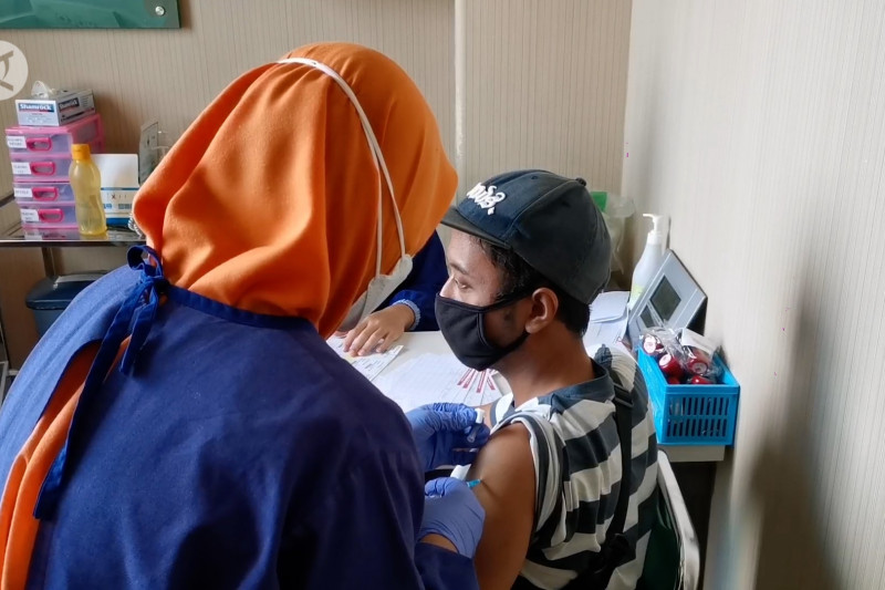 Gibran kebut vaksinasi usia 18 tahun ke atas