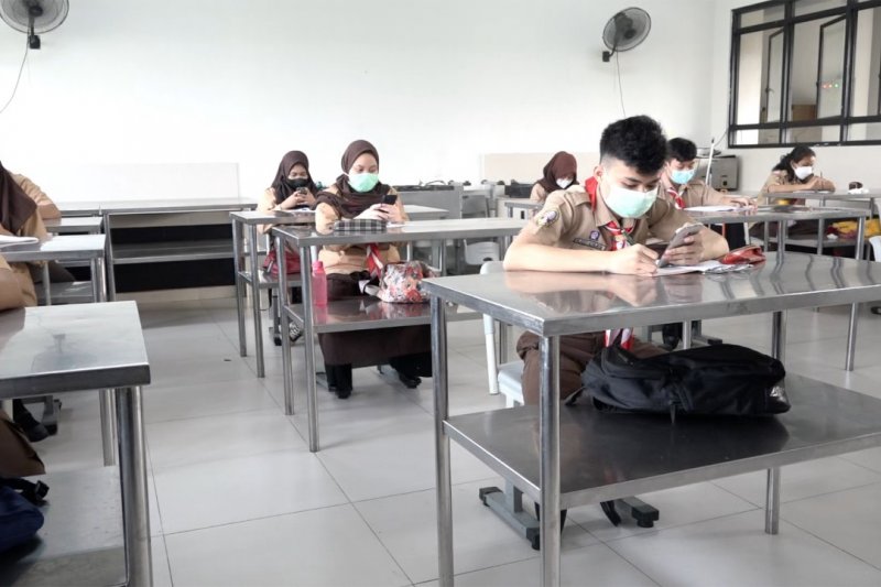 Melihat uji coba kegiatan PTM di SMKN 38 Jakarta