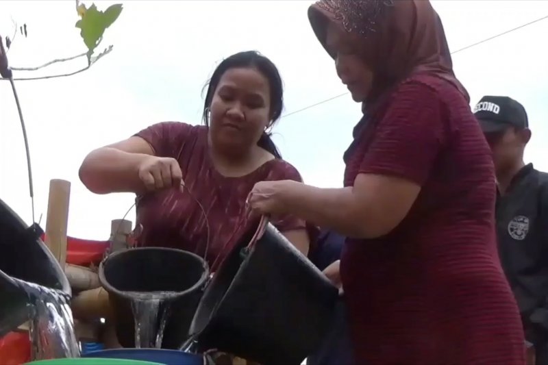 Pipanisasi TNI yang memasok air bersih bagi 750 KK di Kuningan