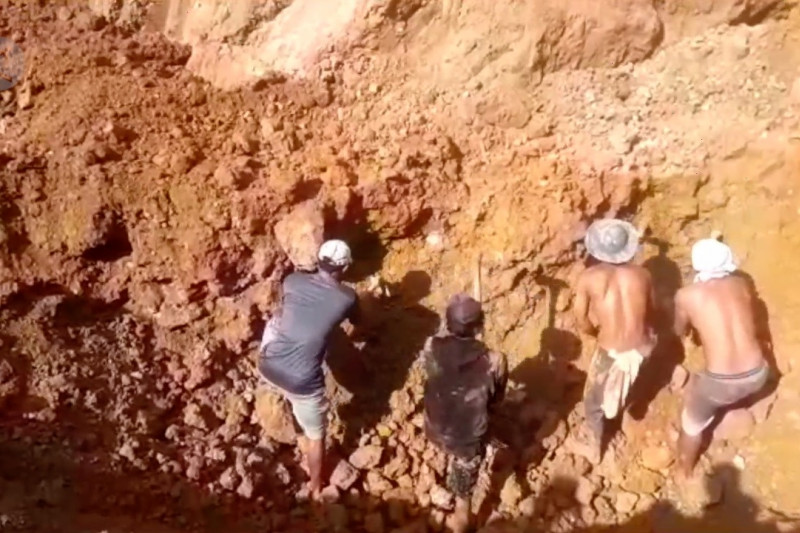 Enam warga tertimbun longsor, dua meninggal dunia