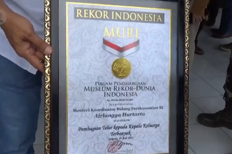 Bagikan telur & ayam, Airlangga Hartarto catat rekor MURI