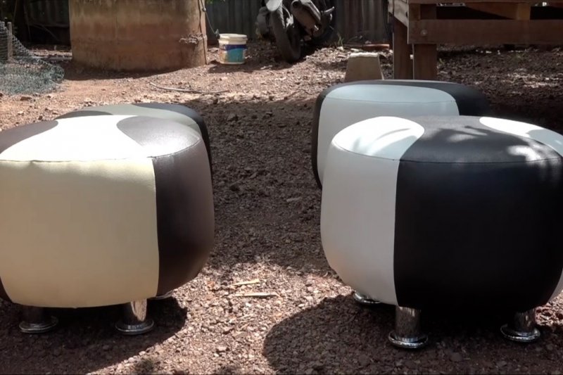 Kreasi sofa hasil olahan limbah plastik