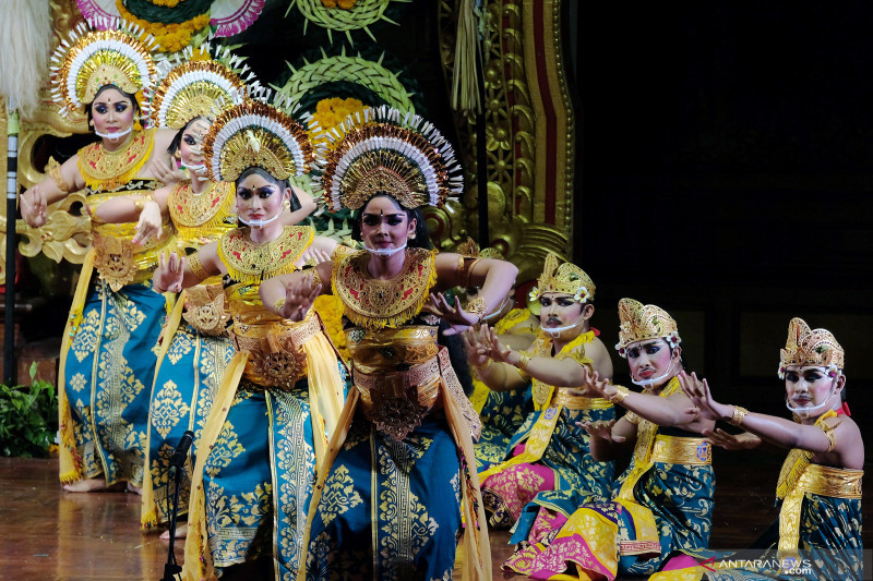 Pagelaran tari Janger muda-mudi Bali