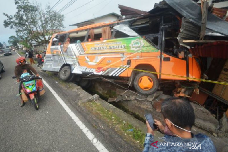 Truk Tabrak Rumah dan Bus