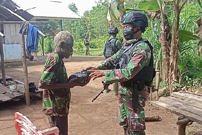 Satgas TNI Yonif 611 bagikan beras untuk warga Papua perbatasan RI-PNG