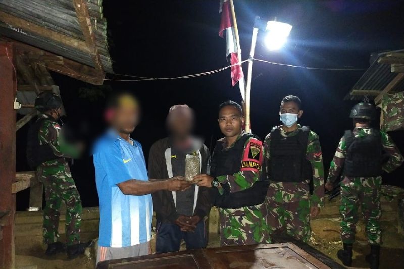 Warga perbatasan RI-PNG menyerahkan ganja ke Satgas TNI
