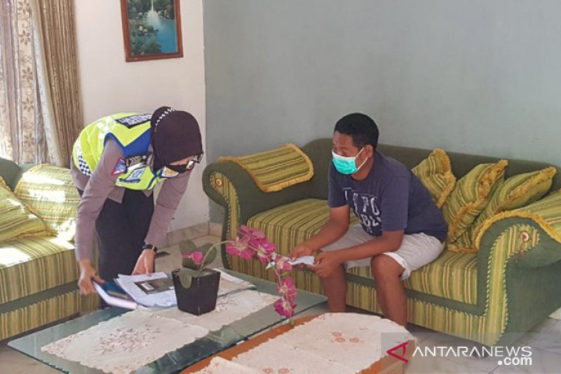 Polda NTT menerapkan jasa pengantaran surat kendaraan cegah kerumunan