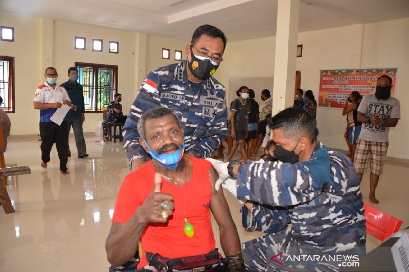 Warga pesisir Dok IX Jayapura antusias ikut vaksinasi COVID-19 Lantamal X