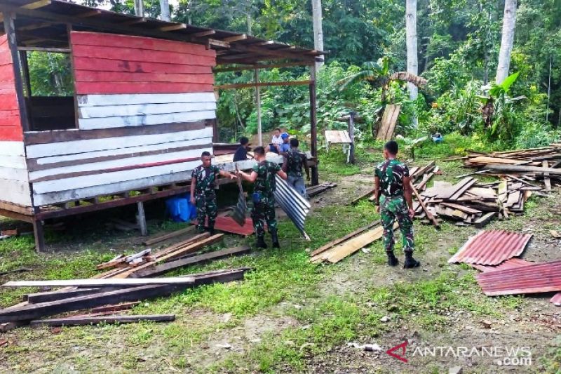 Satgas TNI Yonif 512 dan warga perbatasan gotong royong bangun rumah tokoh adat