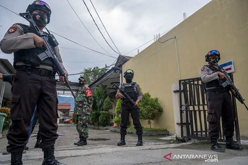 EVAKUASI JENAZAH ANGGOTA MIT POSO TERKENDALA CUACA