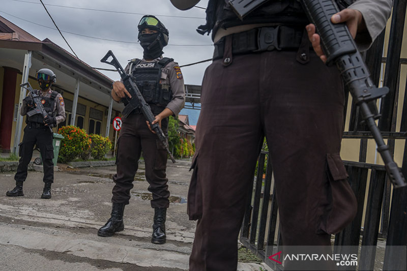 EVAKUASI JENAZAH ANGGOTA MIT POSO TERKENDALA CUACA