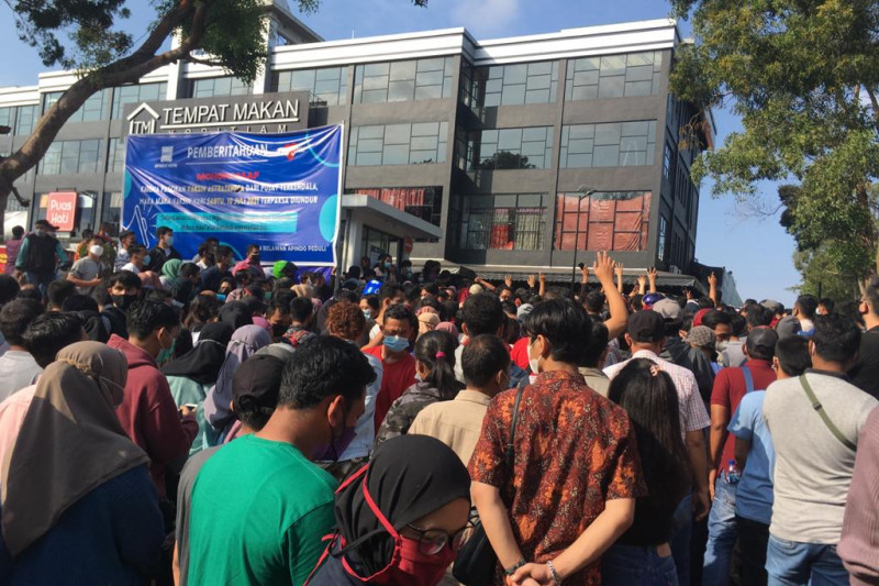 Antrian warga menunggu vaksin di Batam