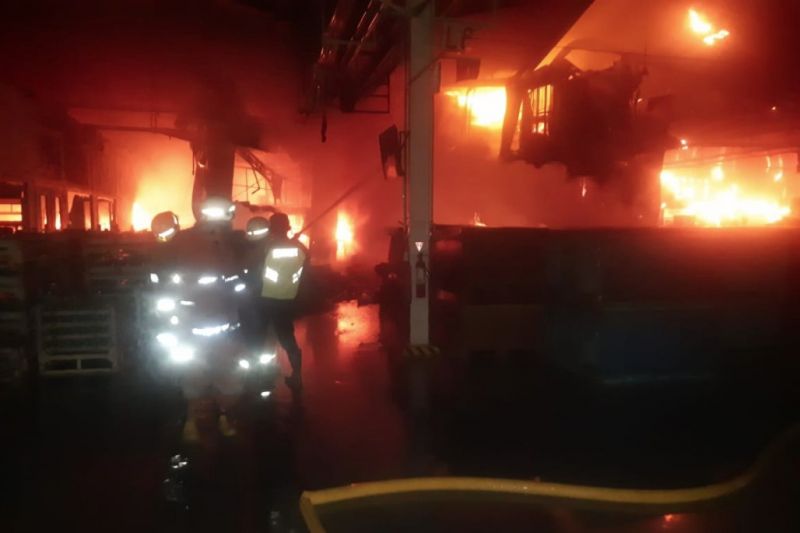 Sebuah pabrik di Kelapa Gading terbakar