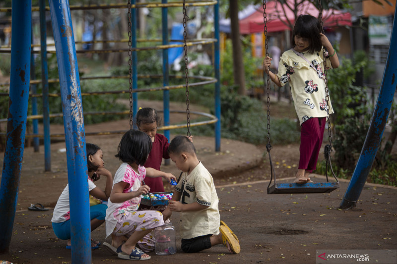Anak-anak masih beraktivitas di luar rumah