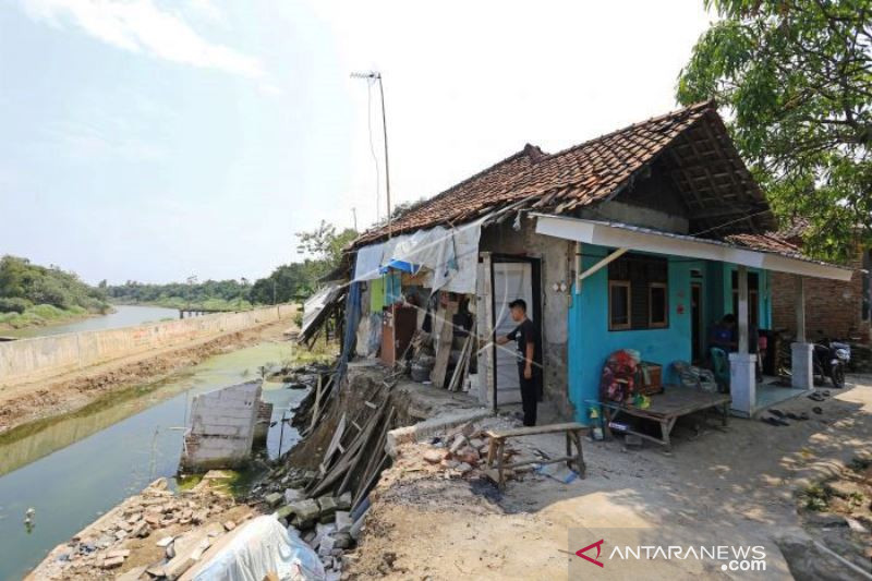 Rumah Warga Terancam Longsor